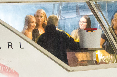 03.11 | Justin Bieber é fotografado em um iate em Melbourne, na Austrália
