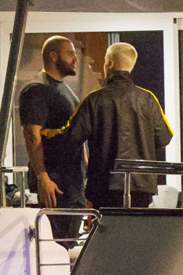 03.11 | Justin Bieber é fotografado em um iate em Melbourne, na Austrália