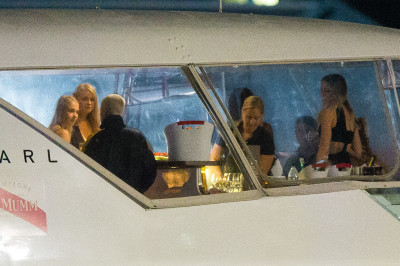 03.11 | Justin Bieber é fotografado em um iate em Melbourne, na Austrália