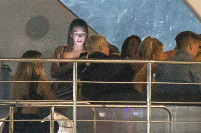 03.11 | Justin Bieber é fotografado em um iate em Melbourne, na Austrália