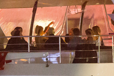 03.11 | Justin Bieber é fotografado em um iate em Melbourne, na Austrália