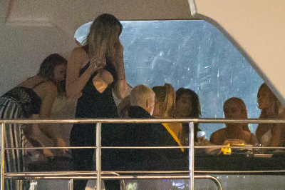 03.11 | Justin Bieber é fotografado em um iate em Melbourne, na Austrália