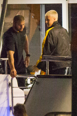 03.11 | Justin Bieber é fotografado em um iate em Melbourne, na Austrália
