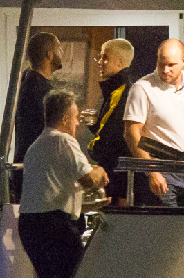 03.11 | Justin Bieber é fotografado em um iate em Melbourne, na Austrália