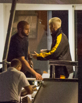 03.11 | Justin Bieber é fotografado em um iate em Melbourne, na Austrália