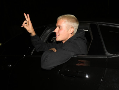 03.12 | Justin Bieber é fotografado em um aeroporto em Brisbane, na Austrália