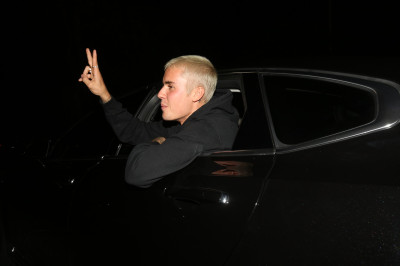 03.12 | Justin Bieber é fotografado em um aeroporto em Brisbane, na Austrália
