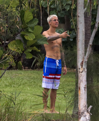 14.03 | Justin Bieber é fotografado em Queensland, na Austrália