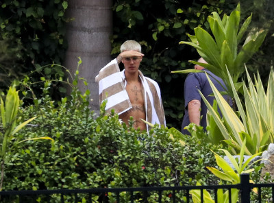 14.03 | Justin Bieber é fotografado em Queensland, na Austrália