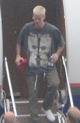 15.03 | Justin Bieber é fotografado em um aeroporto em Sydney, na Austrália