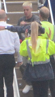 15.03 | Justin Bieber é fotografado em um aeroporto em Sydney, na Austrália