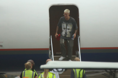 15.03 | Justin Bieber é fotografado em um aeroporto em Sydney, na Austrália