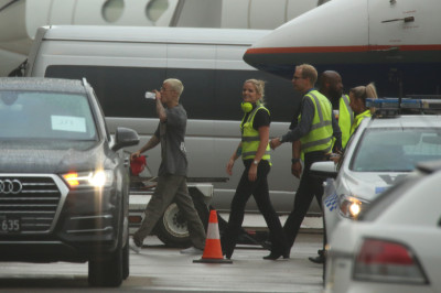 15.03 | Justin Bieber é fotografado em um aeroporto em Sydney, na Austrália