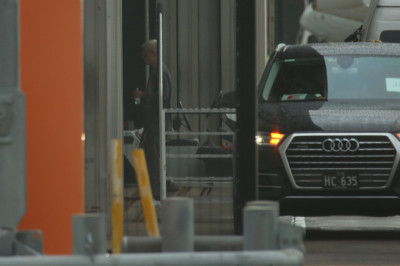 15.03 | Justin Bieber é fotografado em um aeroporto em Sydney, na Austrália