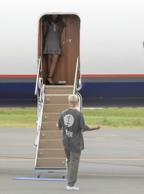 15.03 | Justin Bieber é fotografado em um aeroporto em Queensland, na Austrália