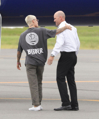 15.03 | Justin Bieber é fotografado em um aeroporto em Queensland, na Austrália