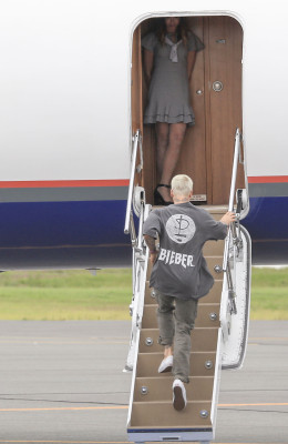 15.03 | Justin Bieber é fotografado em um aeroporto em Queensland, na Austrália