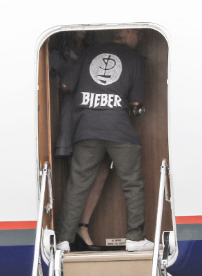 15.03 | Justin Bieber é fotografado em um aeroporto em Queensland, na Austrália