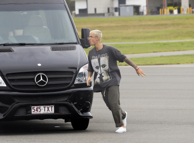 15.03 | Justin Bieber é fotografado em um aeroporto em Queensland, na Austrália