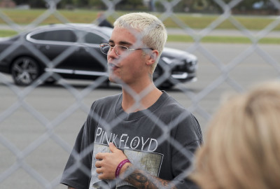15.03 | Justin Bieber é fotografado em um aeroporto em Queensland, na Austrália