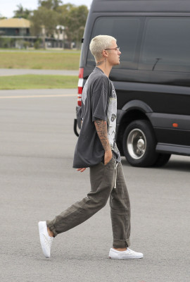 15.03 | Justin Bieber é fotografado em um aeroporto em Queensland, na Austrália