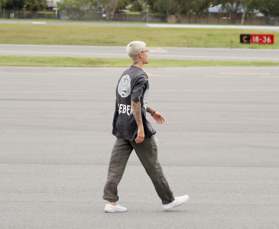 15.03 | Justin Bieber é fotografado em um aeroporto em Queensland, na Austrália