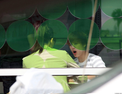 07.11 | Justin Bieber e Kim Kardashian tomando frozen juntos