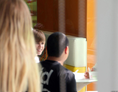 07.11 | Justin Bieber e Kim Kardashian tomando frozen juntos