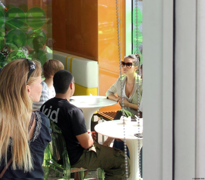 07.11 | Justin Bieber e Kim Kardashian tomando frozen juntos