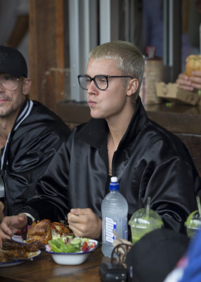 17.03 | Justin Bieber é fotografado em Sydney, na Austrália