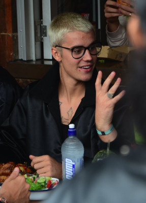 17.03 | Justin Bieber é fotografado em Sydney, na Austrália
