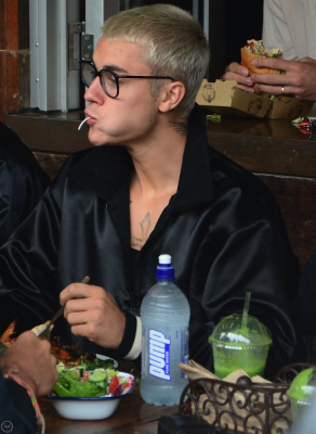 17.03 | Justin Bieber é fotografado em Sydney, na Austrália