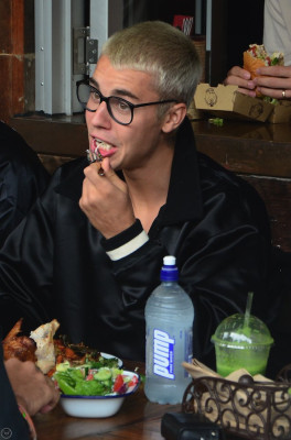 17.03 | Justin Bieber é fotografado em Sydney, na Austrália
