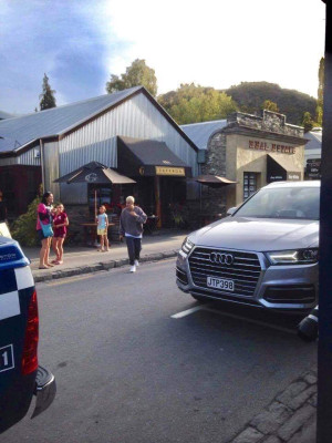 19.03 | Justin Bieber é fotografado em Arrowtown, na Nova Zelândia