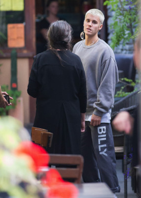 19.03 | Justin Bieber é fotografado em Arrowtown, na Nova Zelândia