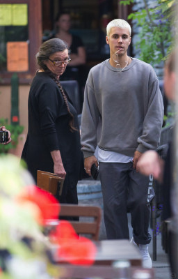 19.03 | Justin Bieber é fotografado em Arrowtown, na Nova Zelândia