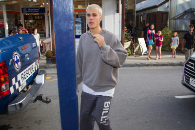 19.03 | Justin Bieber é fotografado em Arrowtown, na Nova Zelândia