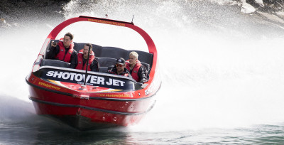 20.03 | Justin Bieber é fotografado andando de barco em Queenstown, na Nova Zelândia