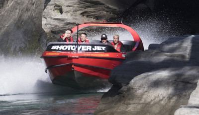 20.03 | Justin Bieber é fotografado andando de barco em Queenstown, na Nova Zelândia