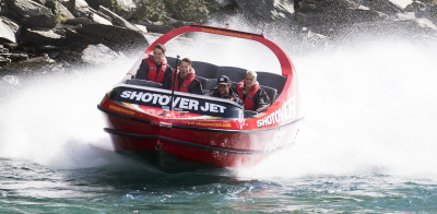 20.03 | Justin Bieber é fotografado andando de barco em Queenstown, na Nova Zelândia