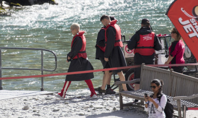 20.03 | Justin Bieber é fotografado andando de barco em Queenstown, na Nova Zelândia