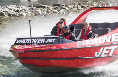 20.03 | Justin Bieber é fotografado andando de barco em Queenstown, na Nova Zelândia