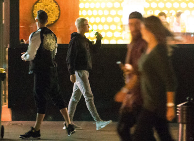 20.03 | Justin Bieber é fotografado em uma lanchonete em Queenstown, na Nova Zelândia