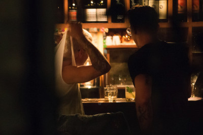21.03 | Justin Bieber é fotografado em um bar em Arrowtown, na Nova Zelândia