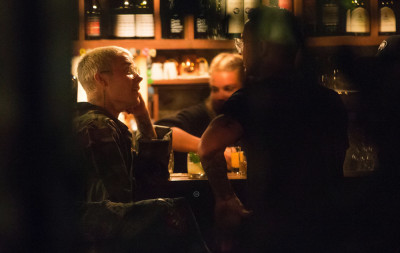 21.03 | Justin Bieber é fotografado em um bar em Arrowtown, na Nova Zelândia