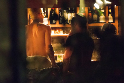 21.03 | Justin Bieber é fotografado em um bar em Arrowtown, na Nova Zelândia