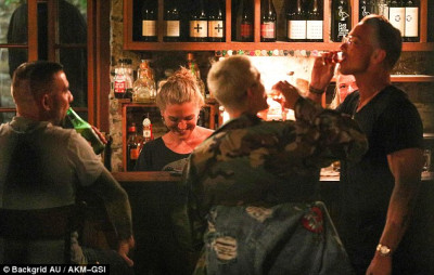 21.03 | Justin Bieber é fotografado em um bar em Arrowtown, na Nova Zelândia
