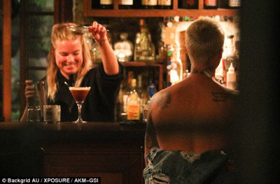 21.03 | Justin Bieber é fotografado em um bar em Arrowtown, na Nova Zelândia