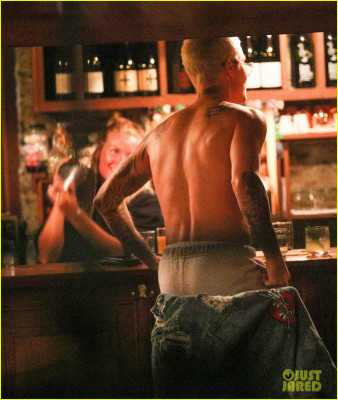 21.03 | Justin Bieber é fotografado em um bar em Arrowtown, na Nova Zelândia