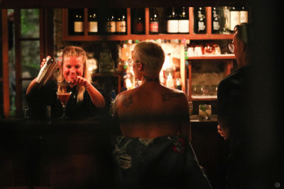 21.03 | Justin Bieber é fotografado em um bar em Arrowtown, na Nova Zelândia